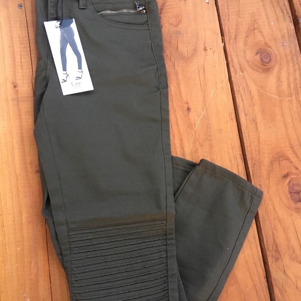 Dex Moto Jeans, Olive color, Size 27. Very cute!